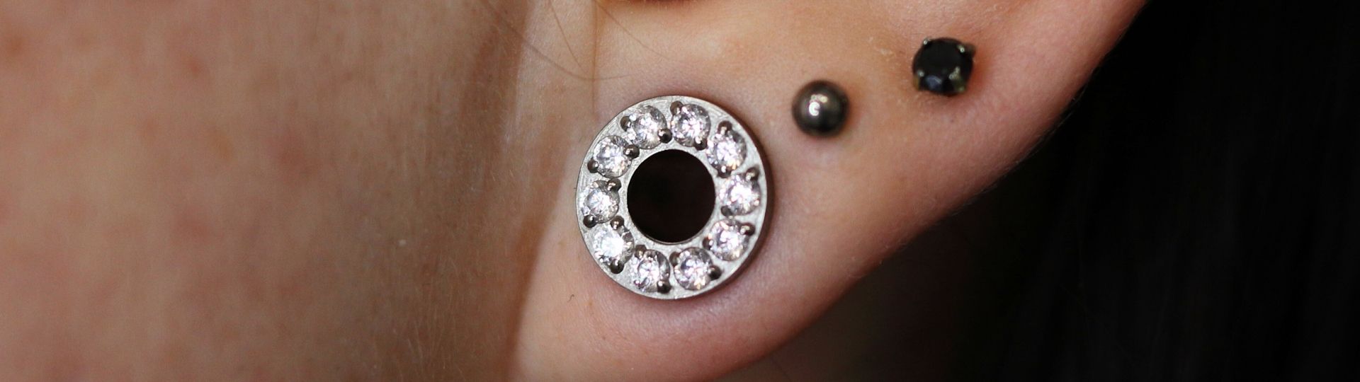 V uchu se nachází titanový tunel se zirkony. Tento tunel do uší je pohodlný na každodenní nošení a zakoupený na ověřeném e-shopu CryptoEshop.cz